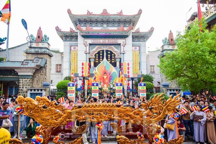 Từ hình ảnh đóa sen hồng ngát hương đến mô hình vườn Lâm/tỳ/ni thơ mộng, tất cả hòa quyện thành bức tranh nghệ thuật đường phố mãn nhãn.