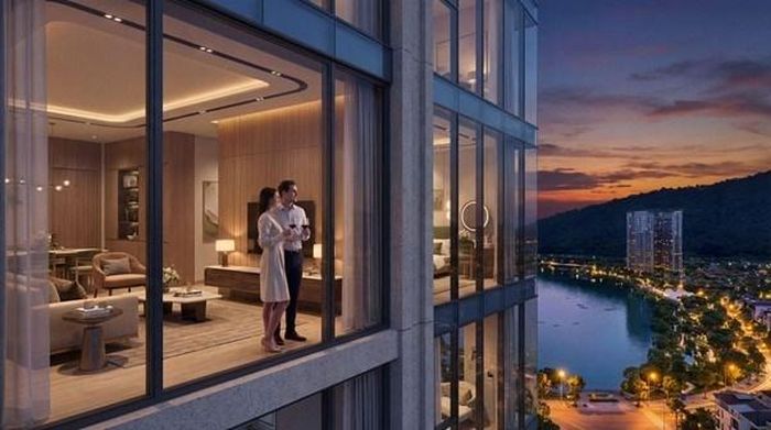 Hệ kính kịch trần thu trọn tầm nhìn sông núi ban ngày và pháo hoa rực rỡ ban đêm.