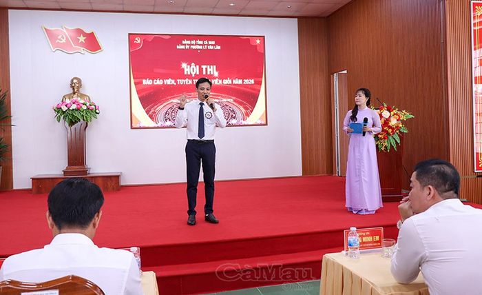 Ngay sau lễ khai mạc, các thí sinh bước vào phần thi thuyết trình và xử lý tình huống.
