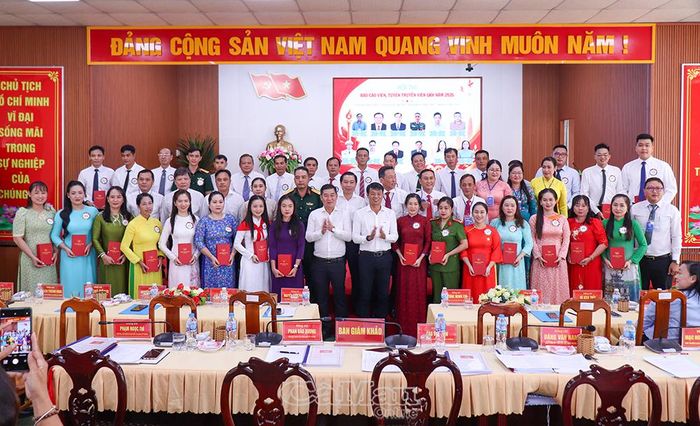Ban tổ chức tặng quà cho các thí sinh tham gia hội thi.