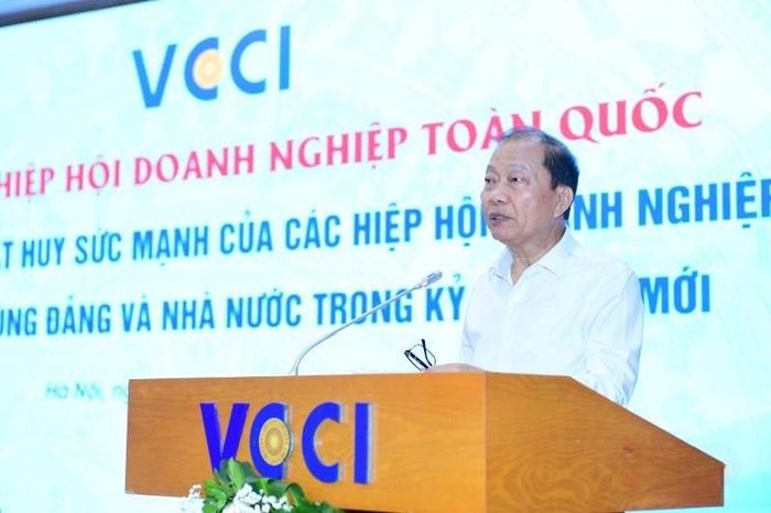 Ông Hoàng Quang Phòng - Phó Chủ tịch VCCI phát động các phong trào thi đua. Ảnh: D.T