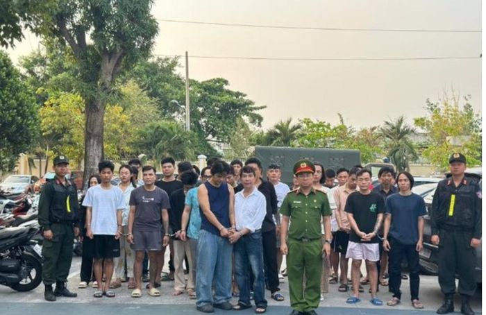 Các đối tượng bị Công an bắt giữ mới đây. Ảnh: Báo điện tử Chính phủ. 