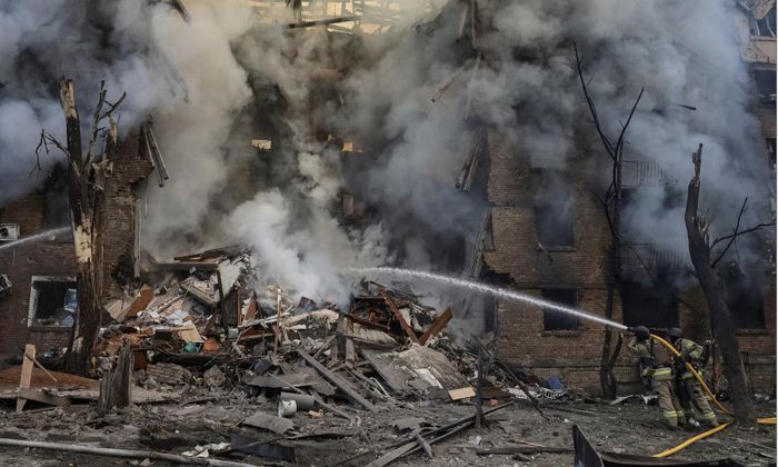 Thiệt hại ở thủ đô Ukraine sau trận oanh tạc của Nga - Ảnh: Reuters