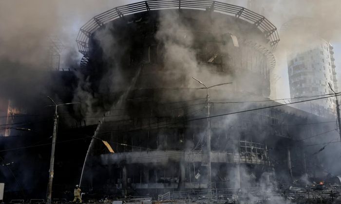 Thiệt hại ở Kyiv sau trận oanh kích - Ảnh: Reuters