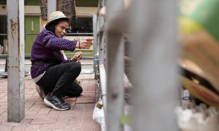 Những người già thu gom rác và phế liệu để mưu sinh giữa phố phường Hong Kong - Ảnh: Catherine Phillips/CNN
