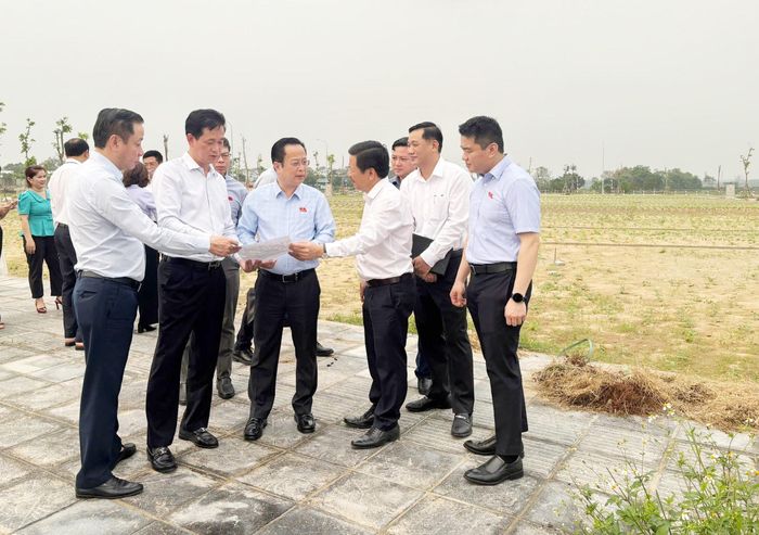 Đoàn giám sát của HĐND thành phố Hà Nội giám sát chuyên đề việc triển khai các dự án lớn, quan trọng trên địa bàn Thủ đô theo Nghị quyết số 258/2025/QH15 11-12-2025 của Quốc hội đối với các Dự án Khu đô thị đa mục tiêu tại xã Thư Lâm. Ảnh: Vân Hà