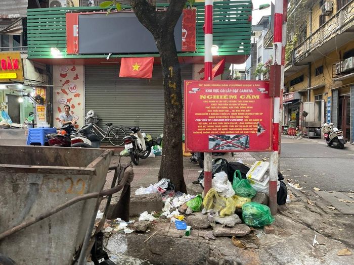 Rác thải được xả bừa bãi ngay dưới khu vực có biển cấm gắn camera giám sát trên phố Ngọc Lâm. Ảnh: Xuân Lộc