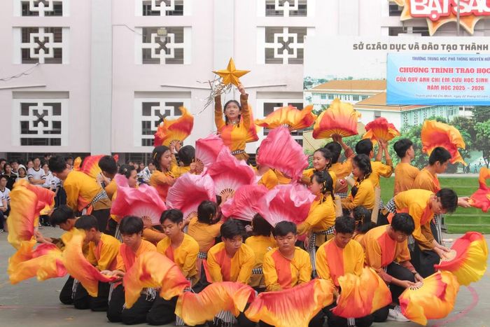 Phần thi flashmob trở thành “minh chứng cho tuổi trẻ nhiệt huyết” trong lòng Thiều Xuân.