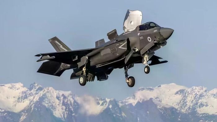 Căn cứ vào bức ảnh được đăng tải, tiêm kích F-35B đã mang theo 4 tên lửa hành trình Spear 3 trong các khoang chứa bên trong, cùng với 1 tên lửa không đối không AIM-120 AMRAAM.
