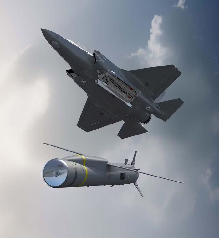 Cần nhấn mạnh, Anh đóng vai trò đối tác hàng đầu trong chương trình Joint Strike Fighter, sau này được hoàn thiện thành tiêm kích tàng hình F-35 Lightning II.