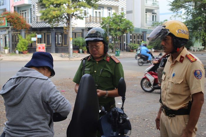 Tổ công tác lập biên bản xử phạt một trường hợp để xe dưới lòng đường sai quy định, gây cản trở giao thông và tiềm ẩn nguy cơ mất an toàn tại khu vực quanh chợ đầu mối Thủ Đức. Ảnh: PHẠM HẢI