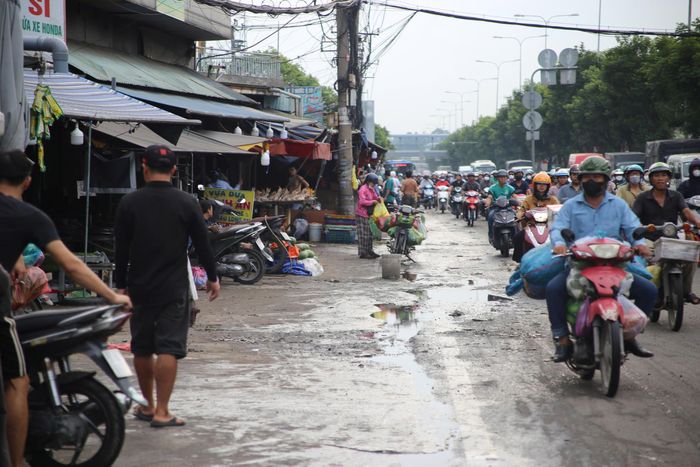Khu vực trước cổng chợ đầu mối nông sản Thủ Đức trở nên thông thoáng hơn sau khi lực lượng chức năng tăng cường tuần tra, xử lý tình trạng buôn bán tự phát và lấn chiếm lòng lề đường. Ảnh: PHẠM HẢI