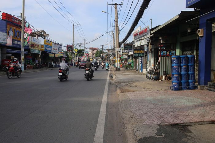 Sau đợt ra quân kiểm tra, xử lý vi phạm, tình trạng lấn chiếm lòng lề đường trên tuyến Tỉnh lộ 43 giảm đáng kể, góp phần bảo đảm an toàn giao thông cho người dân qua lại. Ảnh: PHẠM HẢI