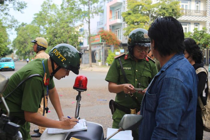 Lực lượng chức năng tăng cường tuyên truyền, vận động người dân chấp hành quy định pháp luật, không buôn bán lấn chiếm vỉa hè nhằm giữ gìn trật tự đô thị quanh khu vực chợ đầu mối Thủ Đức. Ảnh: PHẠM HẢI