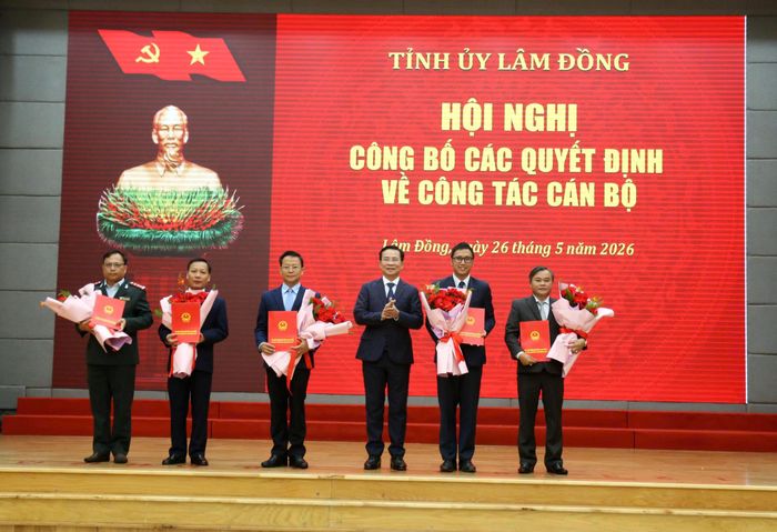  Ông Hồ Văn Mười, Chủ tịch UBND tỉnh Lâm Đồng trao quyết định và tặng hoa chúc mừng các nhân sự mới. 