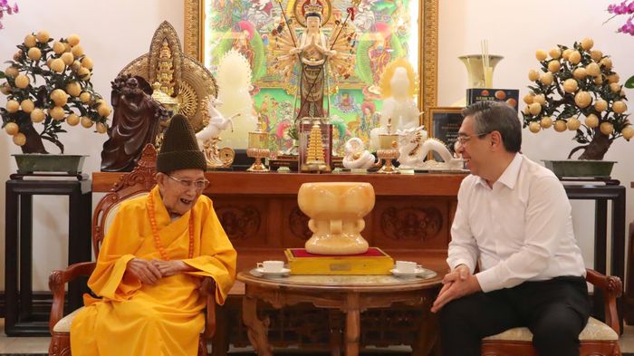  Ông Nguyễn Phước Lộc, Ủy viên Trung ương Đảng, Phó Bí thư Thành ủy, Chủ tịch Ủy ban MTTQ Việt Nam TP.HCM, thăm Trưởng lão Hòa thượng Thích Đức Nghiệp, Phó Pháp chủ kiêm Giám luật Hội đồng Chứng minh Giáo hội Phật giáo Việt Nam. Ảnh: THANH THÙY 