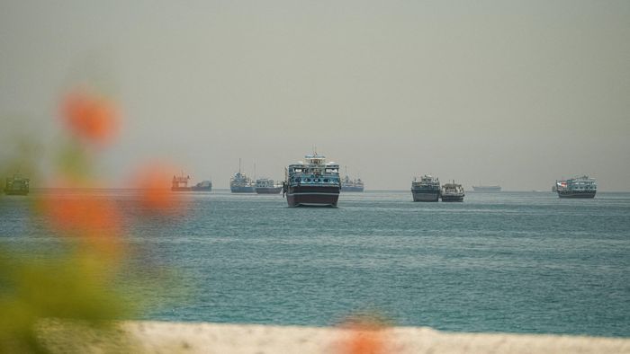 Tàu thuyền neo đậu trên eo biển Hormuz. Ảnh: Reuters.