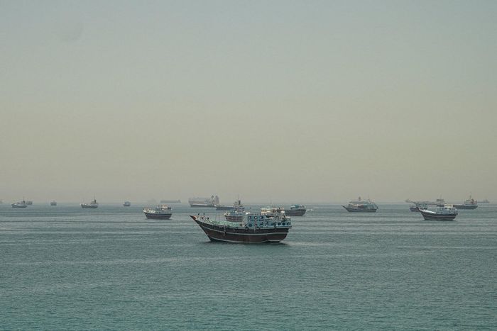 Tàu thuyền đi qua eo biển Hormuz ngày 25/5. Ảnh: Reuters