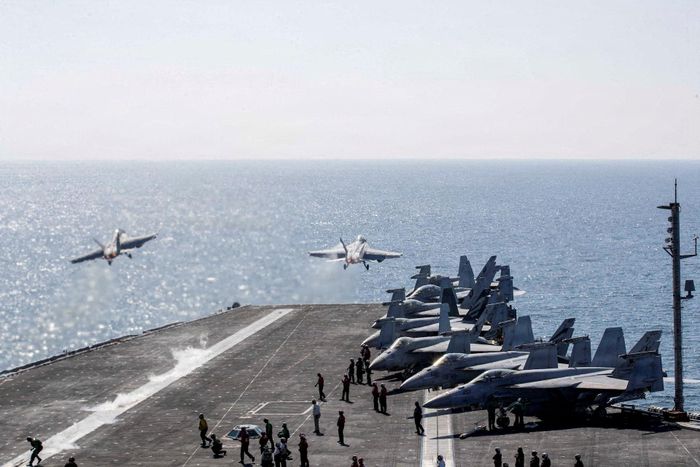 Hai tiêm kích F/A-18 Super Hornet cất cánh từ boong tàu sân bay USS Abraham Lincoln của Hải quân Mỹ để hỗ trợ chiến dịch tấn công Iran tại địa điểm không được tiết lộ. Ảnh: Hải quân Mỹ.