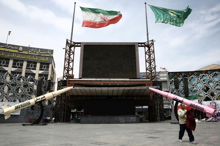 Iran trưng bày mô hình tên lửa trên đường phố Tehran. Ảnh: Reuters.