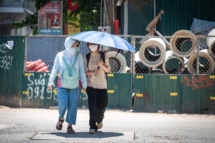 Người dân nên hạn chế ra đường vào các khung giờ nắng nóng gay gắt, che chắn kỹ cơ thể.