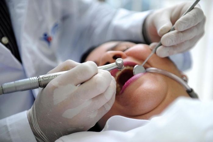  Người dân dễ gặp biến chứng khi làm răng ở nơi không uy tín. Ảnh: Lateja.