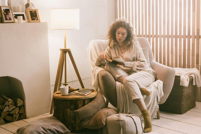  Nếu trong phòng không có dép, chuyên gia khuyên du khách nên mang tất sạch để hạn chế tiếp xúc trực tiếp với sàn. Ảnh: Ron Lach/Pexels. 