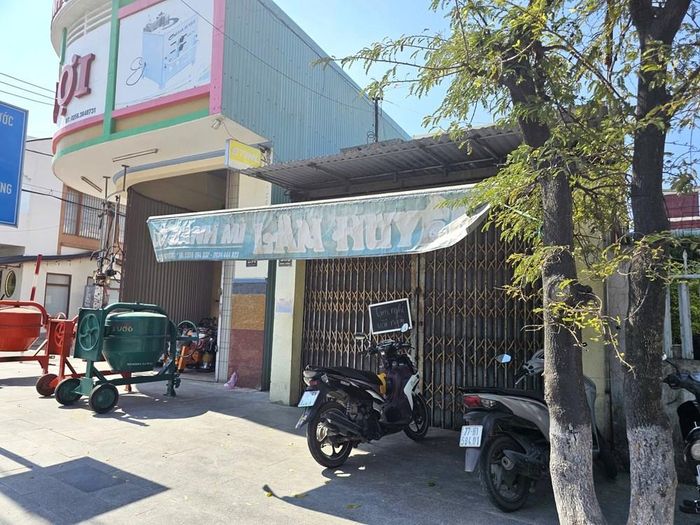Tiệm bánh mì Lâm Huyền, trên đường Hùng Vương thông báo tạm nghỉ vài ngày