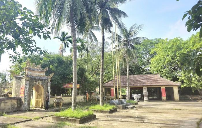 Di tích Miếu Đình và Chợ Đình Bích La, ở phía trái là khu thờ tiến sĩ và người có công với nước.