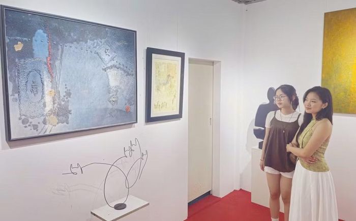 Du khách thưởng ngoạn tranh của danh họa Lê Bá Đảng tại nhà thờ của ông ở làng Bích La Đông.