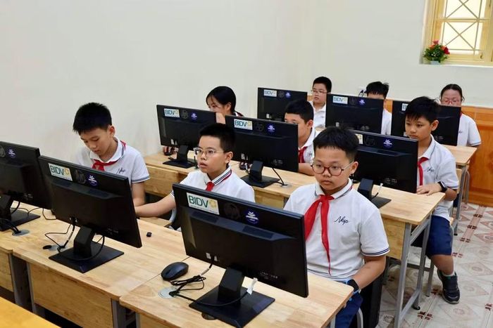Học sinh tại phòng máy tính thông minh của Trường trung học cơ sở năng khiếu.