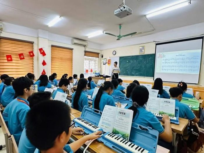 Tiết học đàn phím của học sinh Trường trung học cơ sở năng khiếu, Trường đại học Sư phạm Hà Nội.