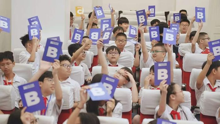 Học sinh Trường trung học cơ sở năng khiếu tham gia chương trình "Rung chuông vàng", qua đó, học sinh được trải nghiệm và sử dụng tiếng Anh.