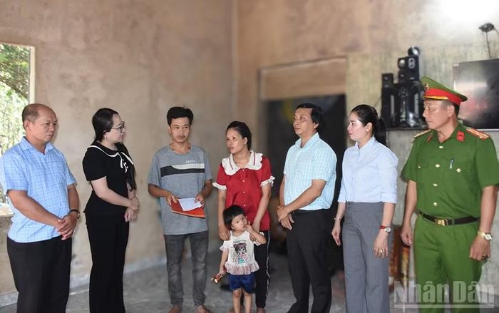 Phó Trưởng Đoàn đại biểu Quốc hội chuyên trách tỉnh Quảng Ngãi Hà Thị Anh Thư thăm hỏi, chia buồn và động viên 3 gia đình ở thôn Minh Trung (xã Trường Giang), có con tử vong do đuối nước trên sông Trà Khúc vào chiều 22/5.