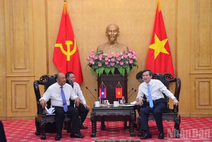 Đồng chí Đoàn Minh Huấn, Ủy viên Bộ Chính trị, Giám đốc Học viện Chính trị quốc gia Hồ Chí Minh làm việc với đồng chí Leeber Leebouapao, Ủy viên Ban Chấp hành Trung ương Đảng Nhân dân Cách mạng Lào, Bí thư Đảng ủy, Chủ tịch Viện Khoa học kinh tế và xã hội quốc gia Lào. (Ảnh: PHẠM CƯỜNG)