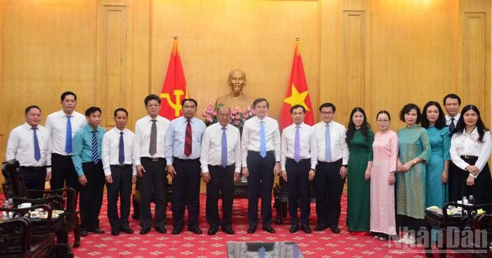 Các đại biểu chụp ảnh lưu niệm. (Ảnh: PHẠM CƯỜNG)
