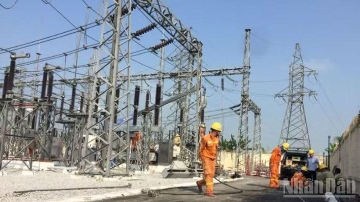 Công nhân ngành điện lực tỉnh Hưng Yên túc trực tại địa bàn, sẵn sàng xử lý sự cố phát sinh trong mùa nắng nóng.