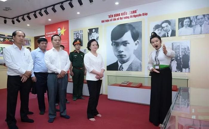 Phó Thủ tướng Phạm Thị Thanh Trà tham quan các kỷ vật tại Nhà tưởng niệm Đại tướng Võ Nguyên Giáp ở Mường Phăng.