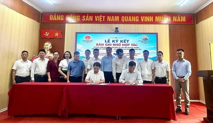 Lãnh đạo Hiệp hội Doanh nghiệp tỉnh Điện Biên và lãnh đạo xã Thanh Yên ký cam kết hợp tác đầu tư phát triển kinh tế-xã hội Thanh Yên.