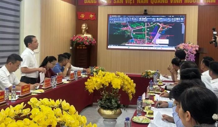 Chủ tịch Ủy ban nhân dân xã Thanh Yên Nguyễn Ngọc Tuấn giới thiệu đến đoàn công tác Hiệp hội Doanh nghiệp tỉnh Điện Biên các dự án hạ tầng, thương mại xã đang kêu gọi đầu tư.