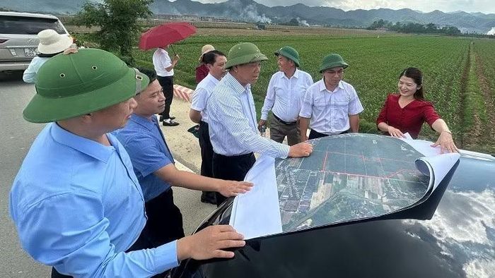Lãnh đạo Hiệp hội Doanh nghiệp tỉnh Điện Biên và các doanh nghiệp khảo sát thực địa khu đất xã Thanh Yên kêu gọi đầu tư cụm công nghiệp Thanh Yên.
