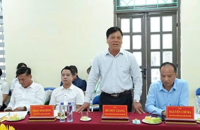 Đồng chí Bùi Đức Giang, Chủ tịch Hiệp hội Doanh nghiệp tỉnh Điện Biên phát biểu tại buổi làm việc với Đảng ủy, Ủy ban nhân dân xã Thanh Yên.