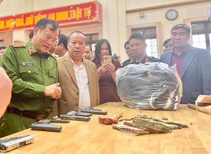Sau khi bắt giữ Tài và Ân, cơ quan công an thu giữ nhiều súng đạn và tiền mặt