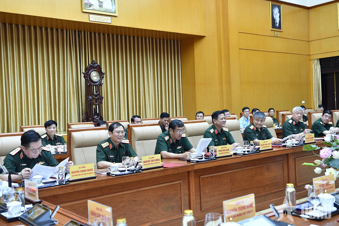 Các đồng chí trong Ban Thường vụ Quân ủy Trung ương, lãnh đạo Bộ Quốc phòng dự hội nghị.