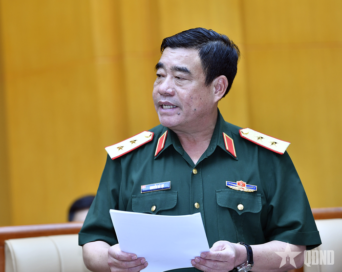 Trung tướng Nguyễn Bá Lực, Phó tổng Tham mưu trưởng trình bày báo cáo tại hội nghị.
