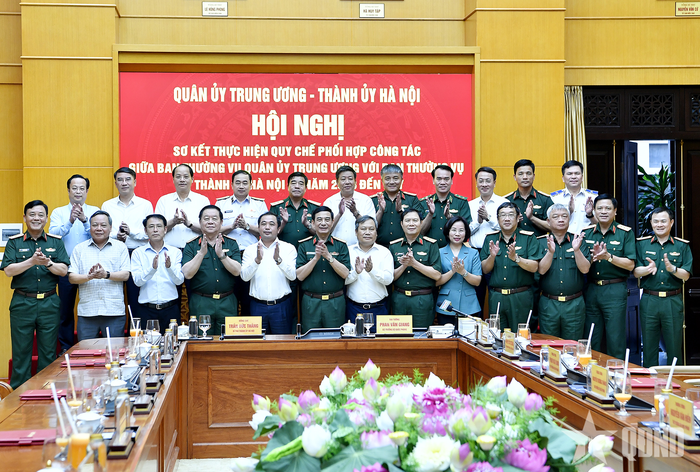 Các đại biểu chúc mừng hội nghị sơ kết thực hiện quy chế phối hợp công tác thành công tốt đẹp.