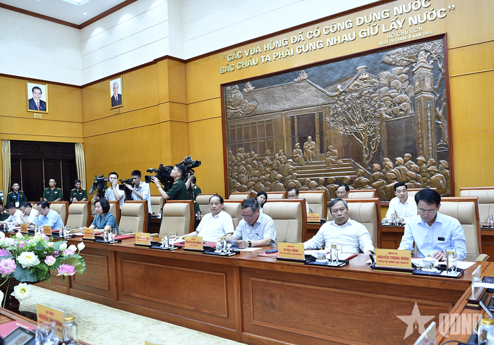 Các đồng chí trong Ban Thường vụ Thành ủy và lãnh đạo TP Hà Nội dự hội nghị.