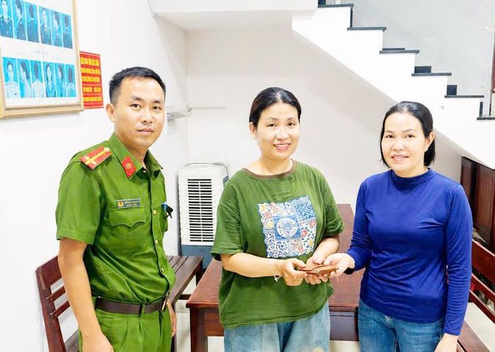 Chị Hà trao lại tài sản nhặt được cho chị Thủy.