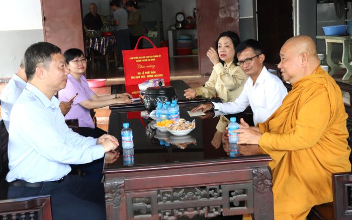 Đoàn thăm hỏi Thượng tọa Thích Minh Lực