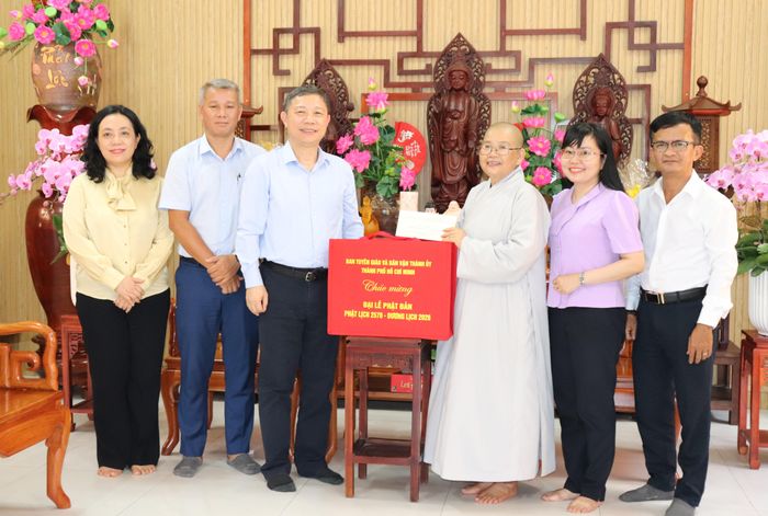 Đồng chí Dương Anh Đức thăm, chúc mừng Đại lễ Phật đản Ni sư Thích Nữ Từ Thảo